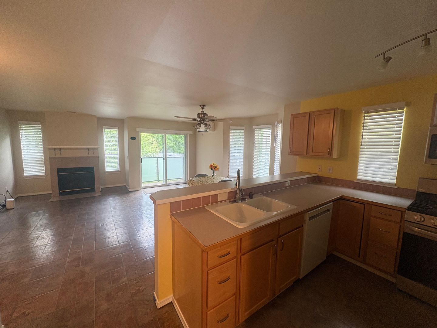 Bright Spacious Townhome With Stylish Upgrades In Pinehurst Roosevelt – photo 2