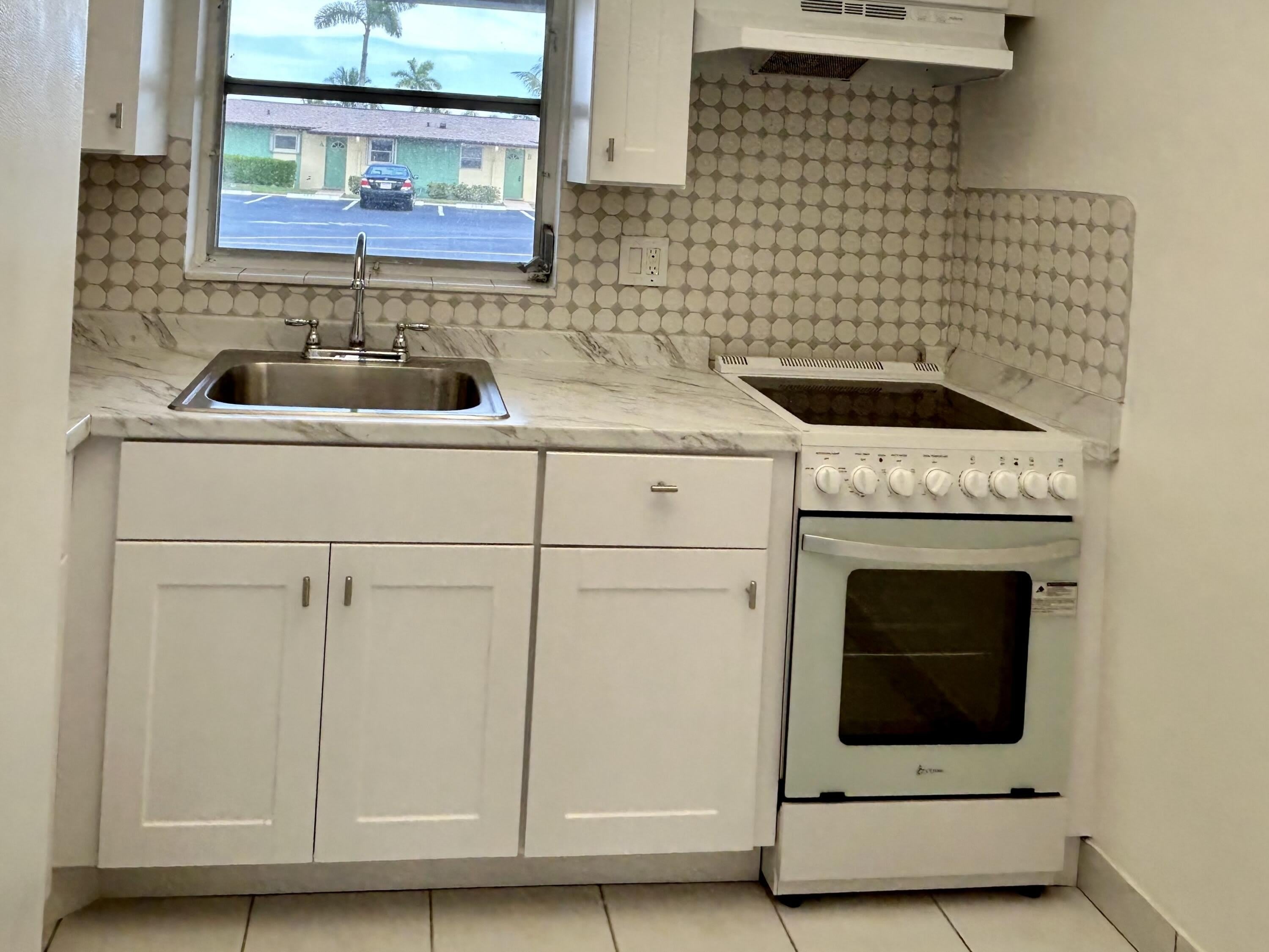 2895 CROSLEY Drive W – photo 3