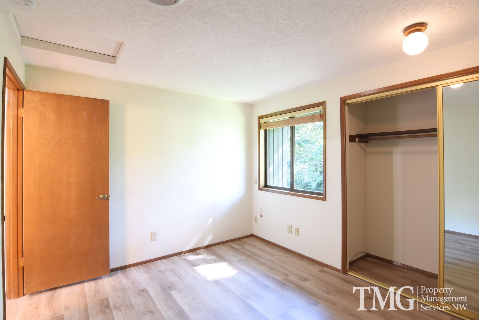 Beautiful Townhome in Mountain Like Setting -- Fireplace, Vaulted Ceilings, and more! – photo 5