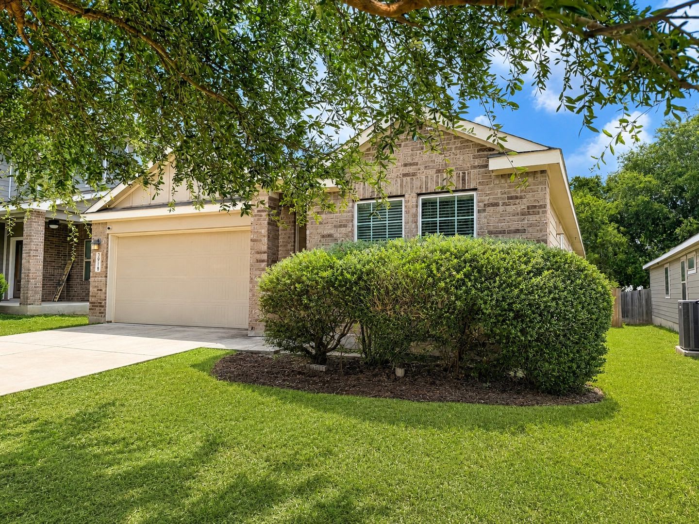 Lovely 3 Bedroom 2 Bath Single Story Home In Parc At Escondido With Easy Access To Randolph Afb Ft Sam Shopping – photo 2
