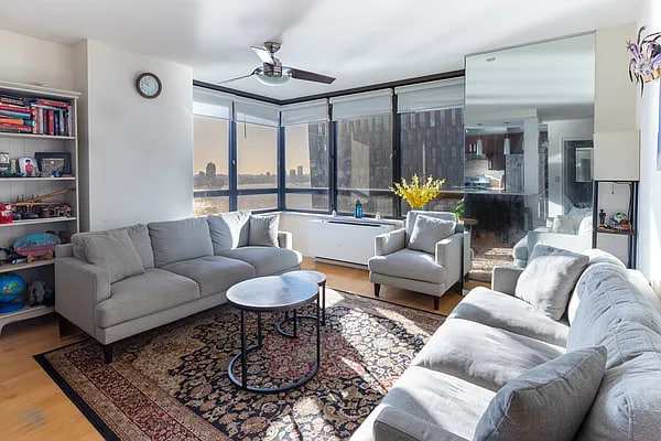 633 1st Ave Apt 2 – photo 2