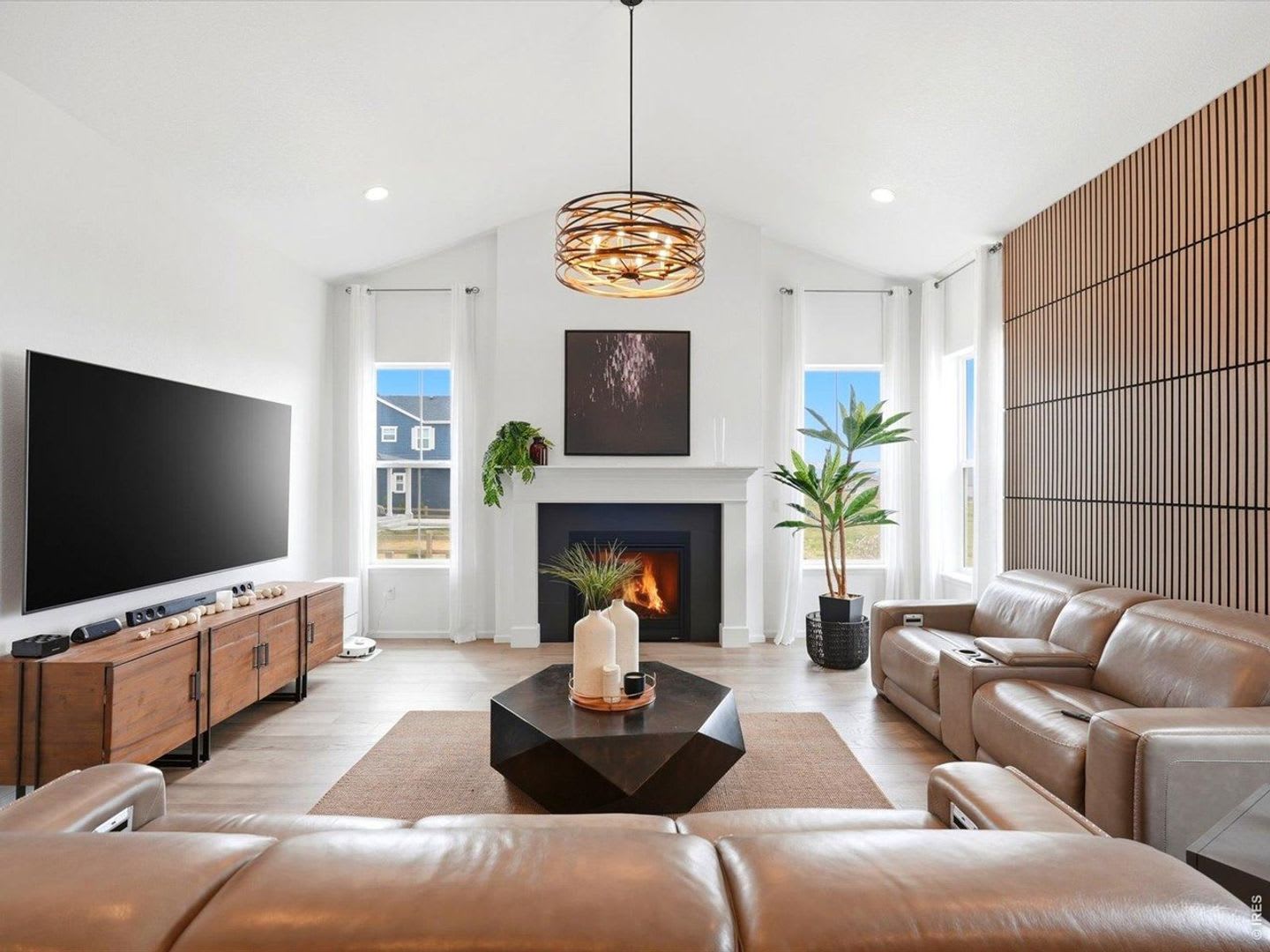 Exceptional contemporary residence in the coveted Serratoga Falls – photo 3