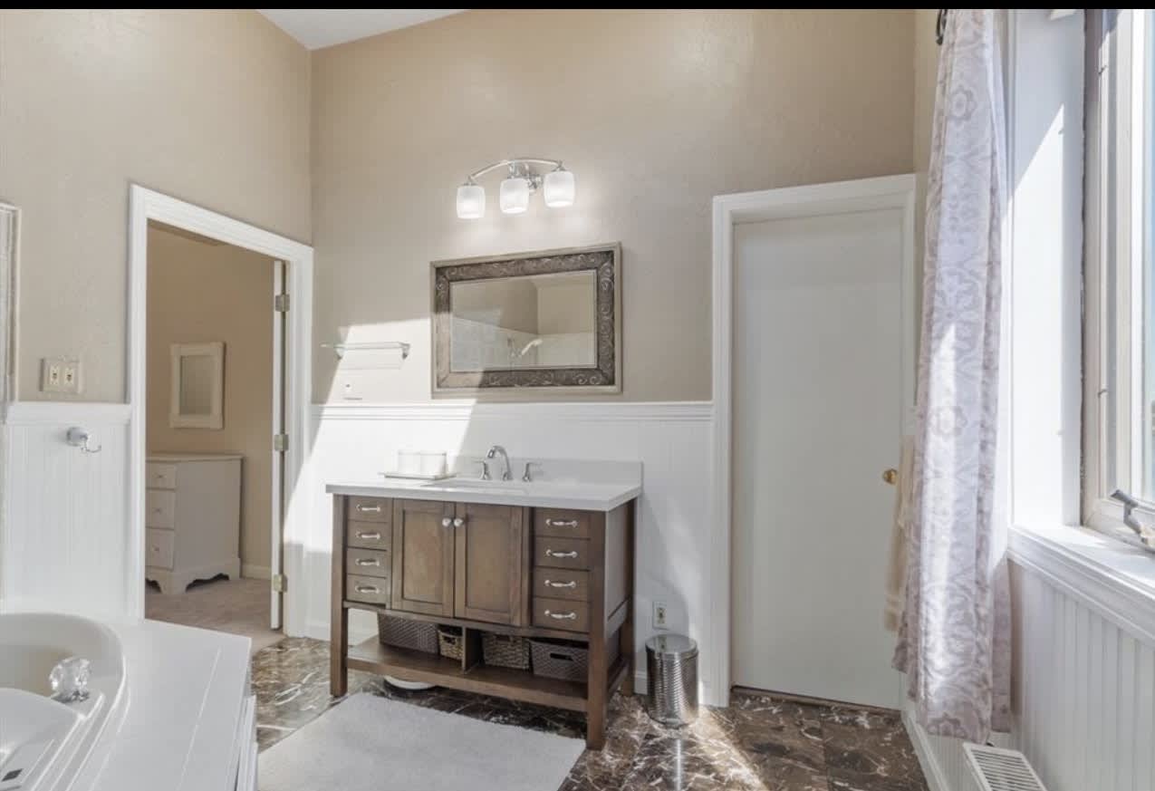 469 Lake Ave – photo 5