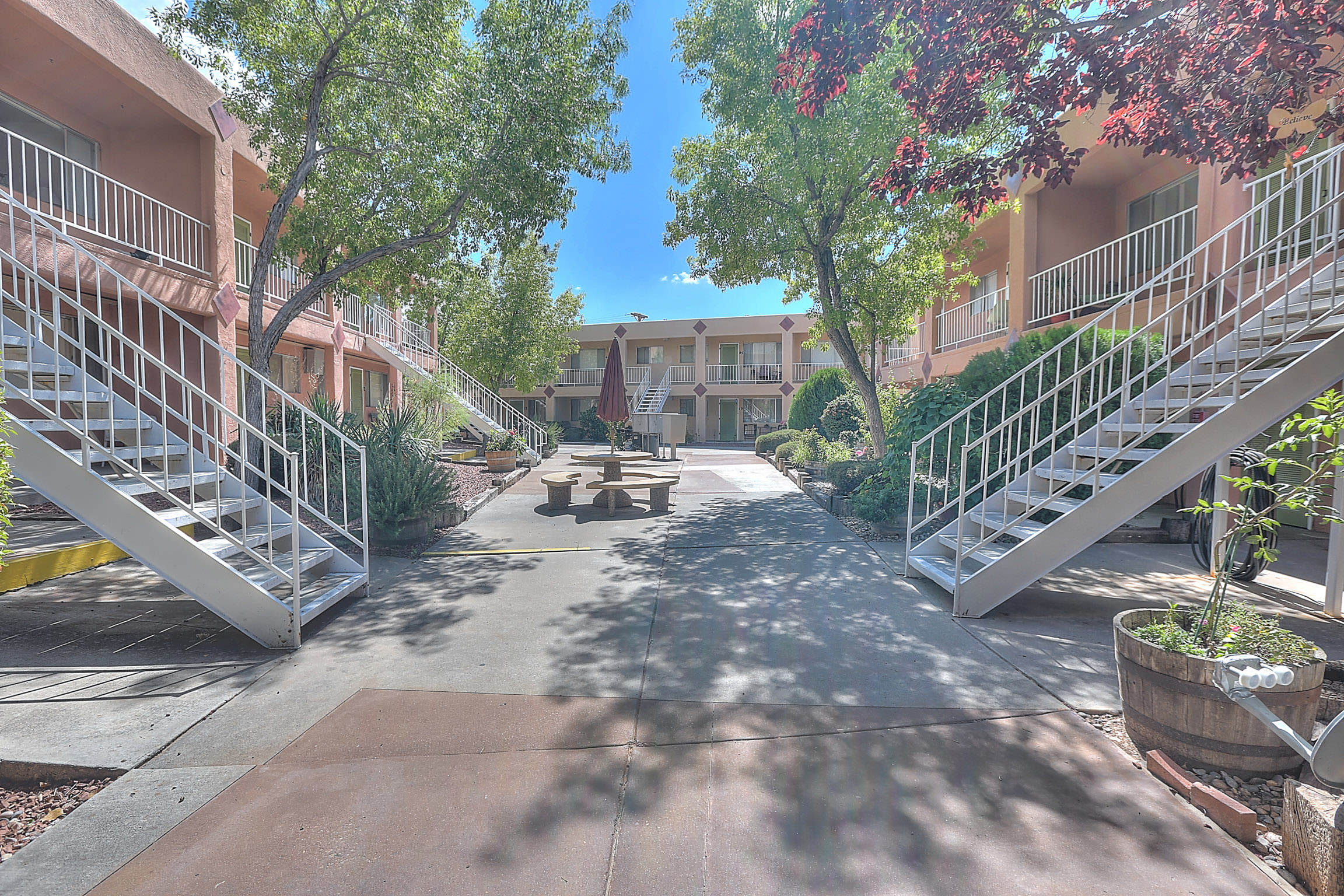 Graceland Plaza Apartments – photo 1