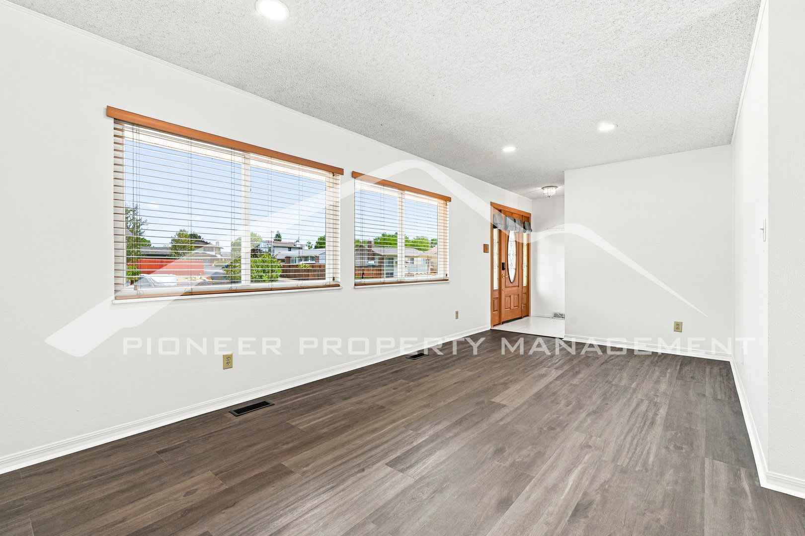 Spacious Home With Central Ac And Traditional Wood Features – photo 3