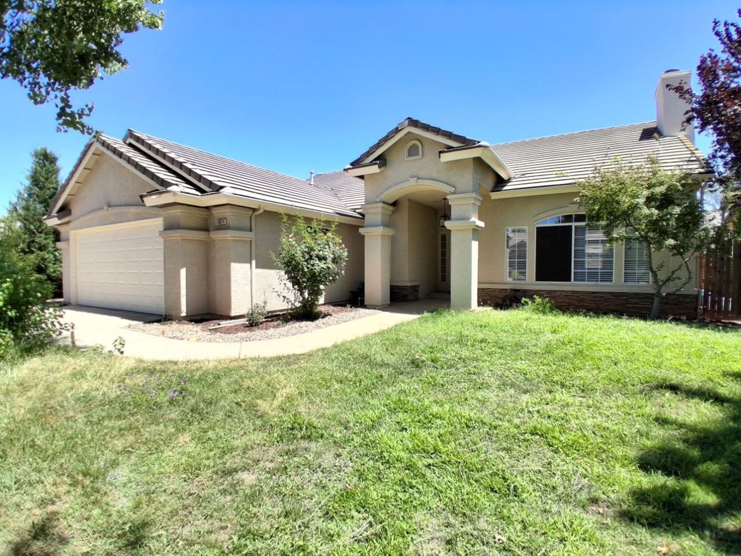 Move In Special Half Off The 1St Month S Rent Charming 4 Bedroom Home With Solar Spacious Yard – photo 1