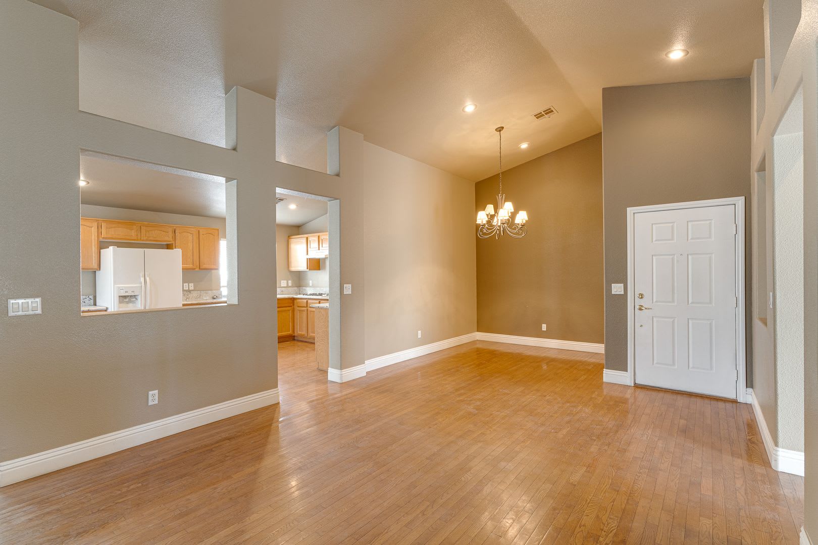 WONDERFUL 3 BEDROOM PLUS DEN 1 STORY HOME. CASITA WITH OWN BATHROOM! GATED COMMUNITY! – photo 5