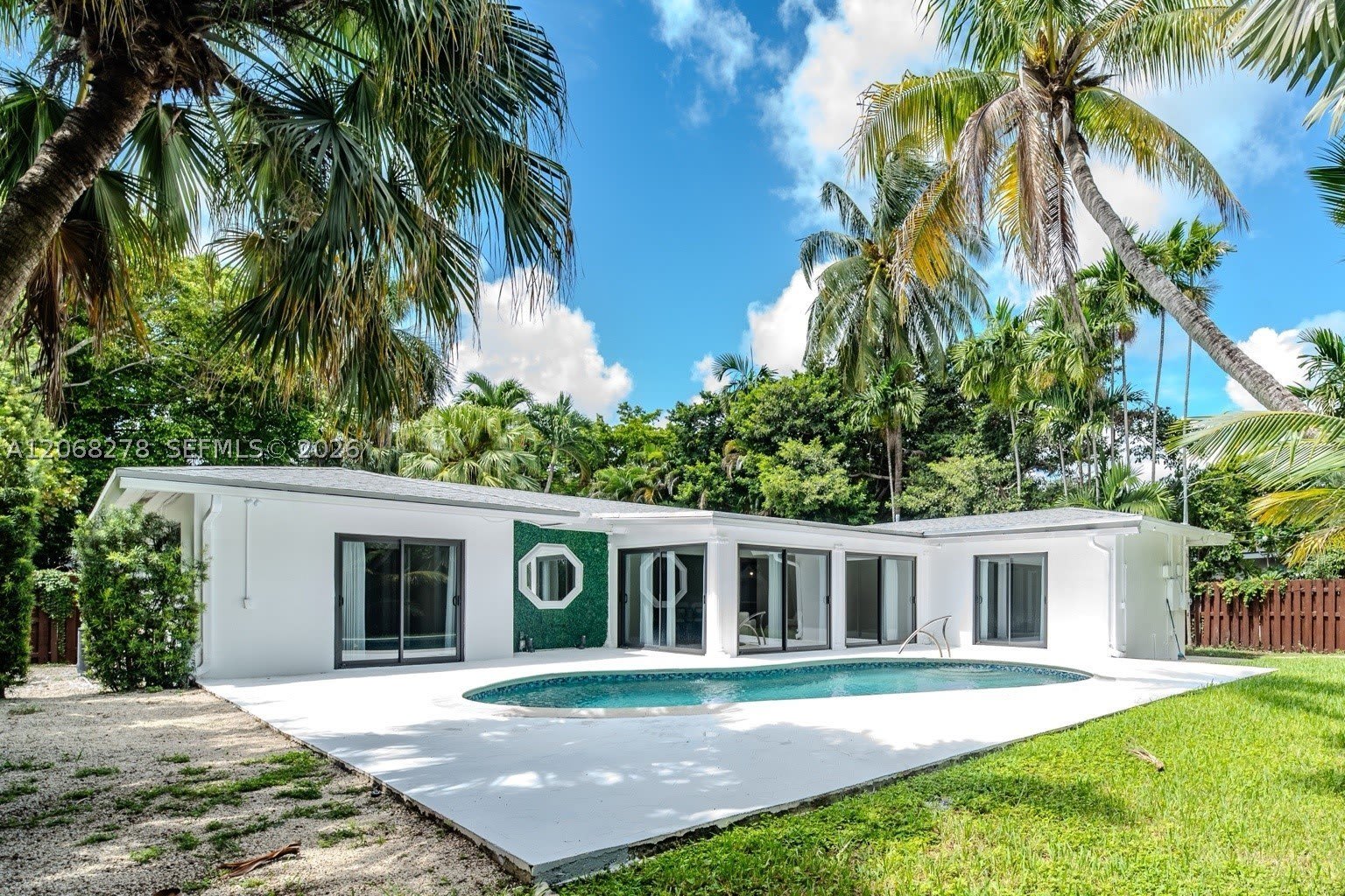 1825 Alamanda Dr – photo 2