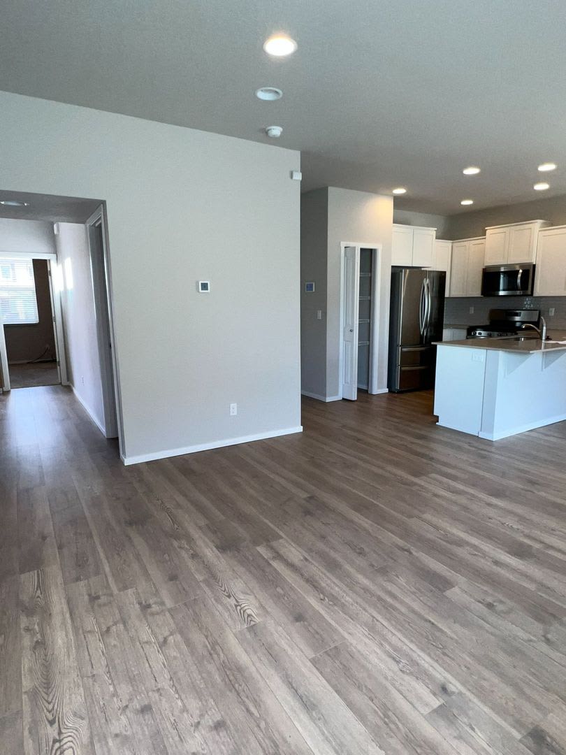 Spacious 4 Bedroom 2 5 Bath W Bonus Room In Stonecreek Community W Solar Panels Ev Outlet 20505 Se Evian – photo 2