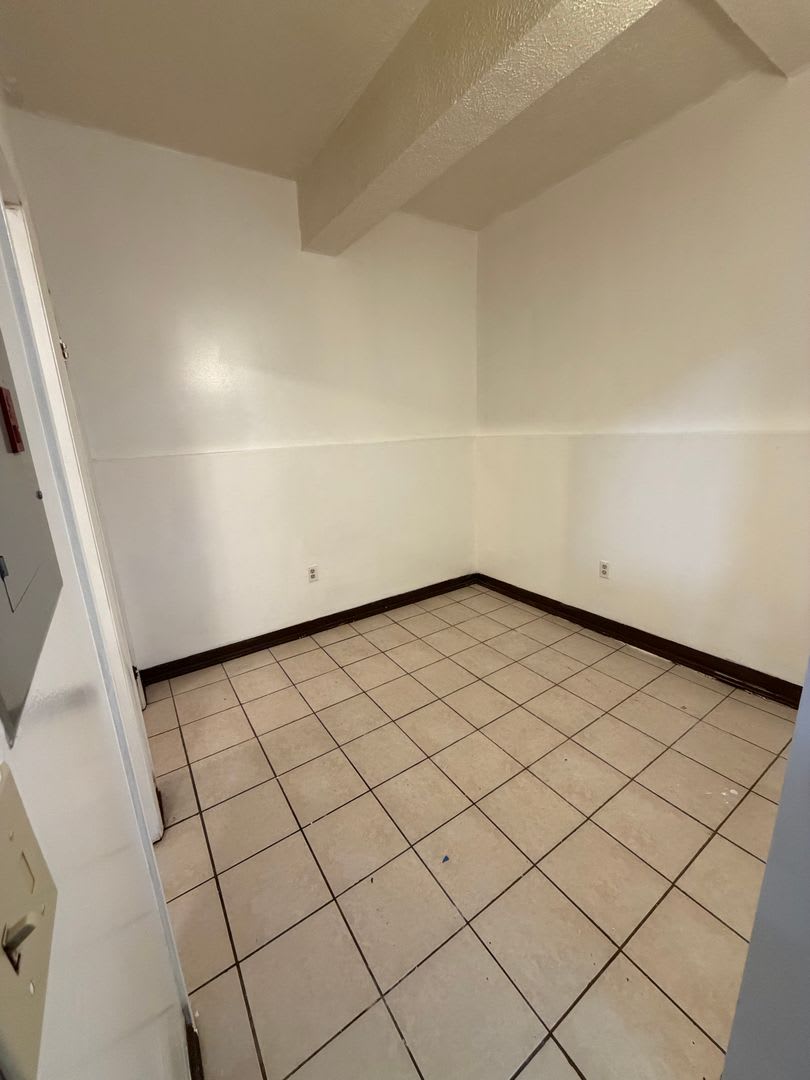 Studio Apartment In Brighton Heights – photo 3