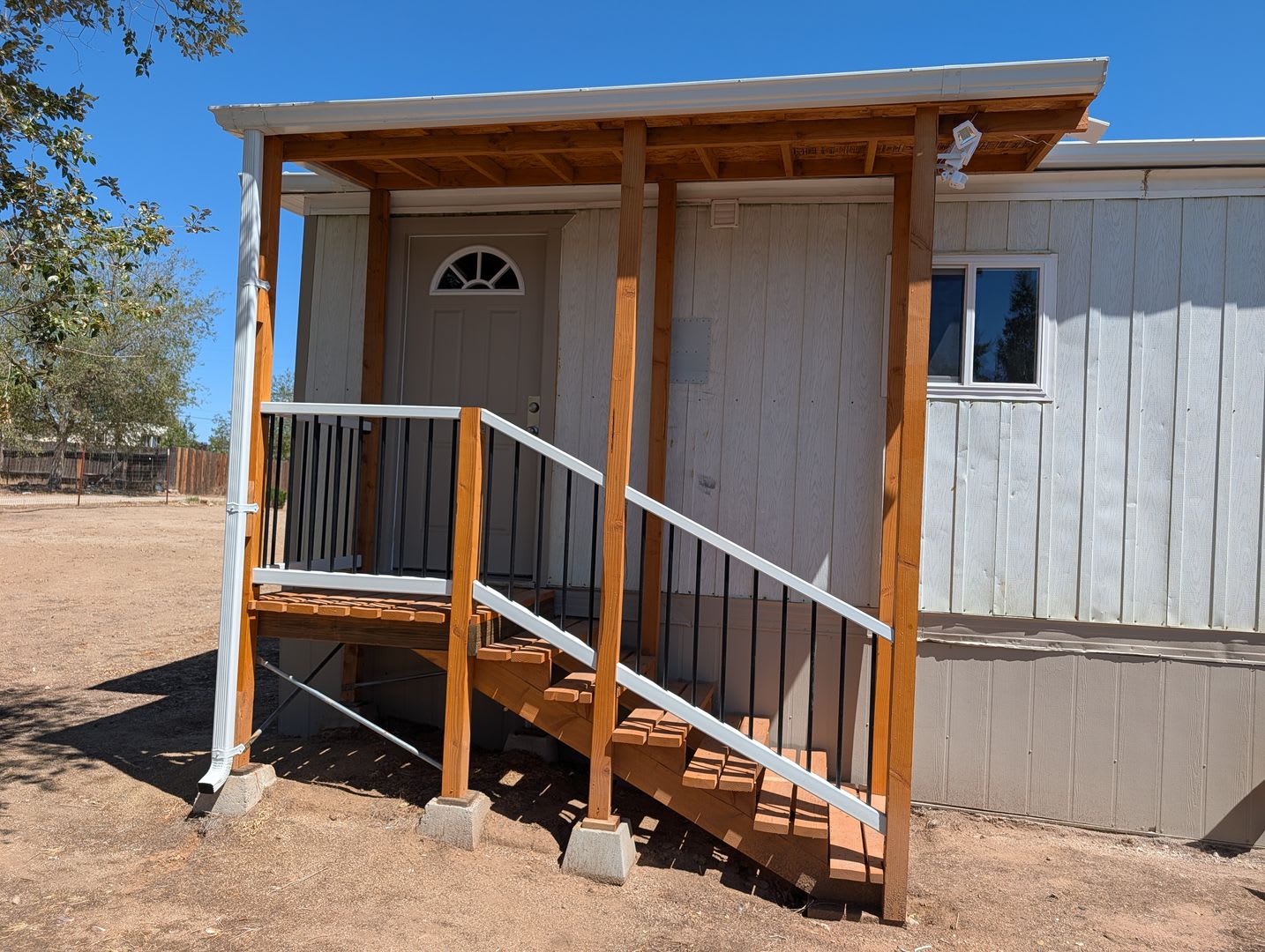 Available Now, beautifully remodeled home 3 bed 2 bath located in Sun Valley – photo 1