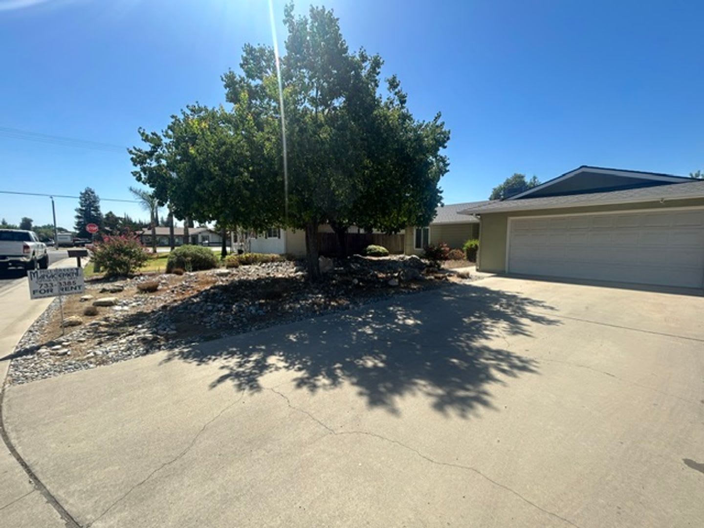3 Bedroom 2 Bathroom Centrally Located Near Shopping and Restaurants! – photo 2