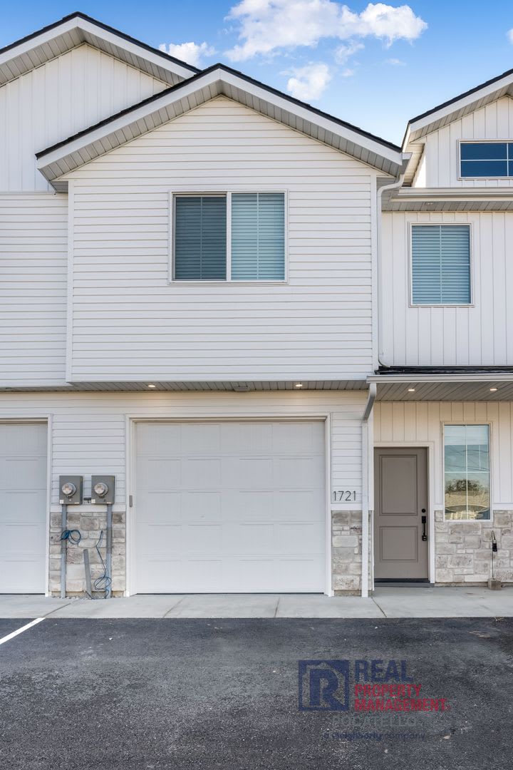 3 Bed 2 5 Bath Townhome – photo 2