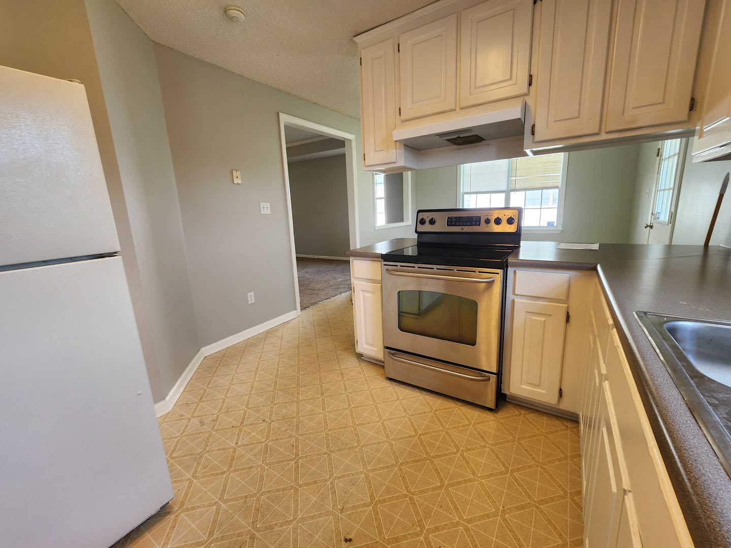 Cozy 3 Bedroom Home with Spacious Kitchen and Private Backyard – photo 3
