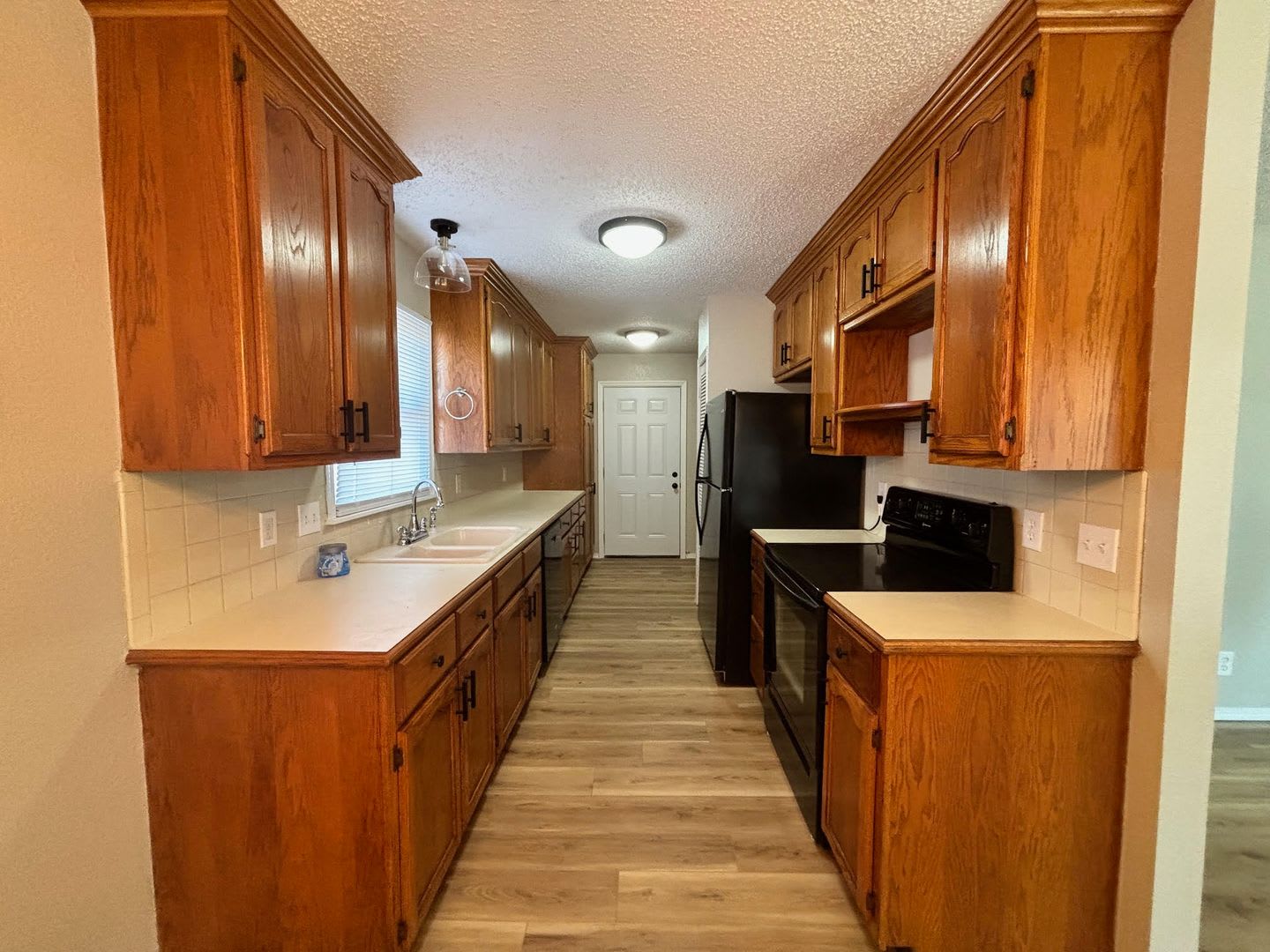 Beautiful 3 Bedroom 1 Bath home with a 4+ Car Garage! – photo 5