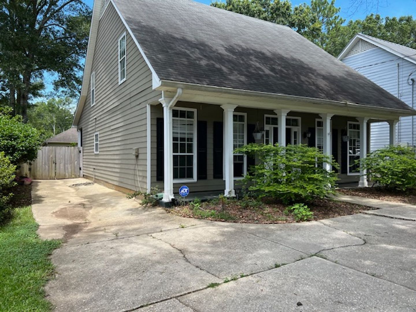 4/2.5 located in Pinehurst subdivision – photo 2