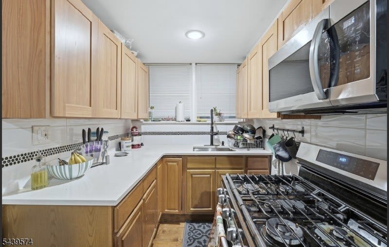 328 John St – photo 1