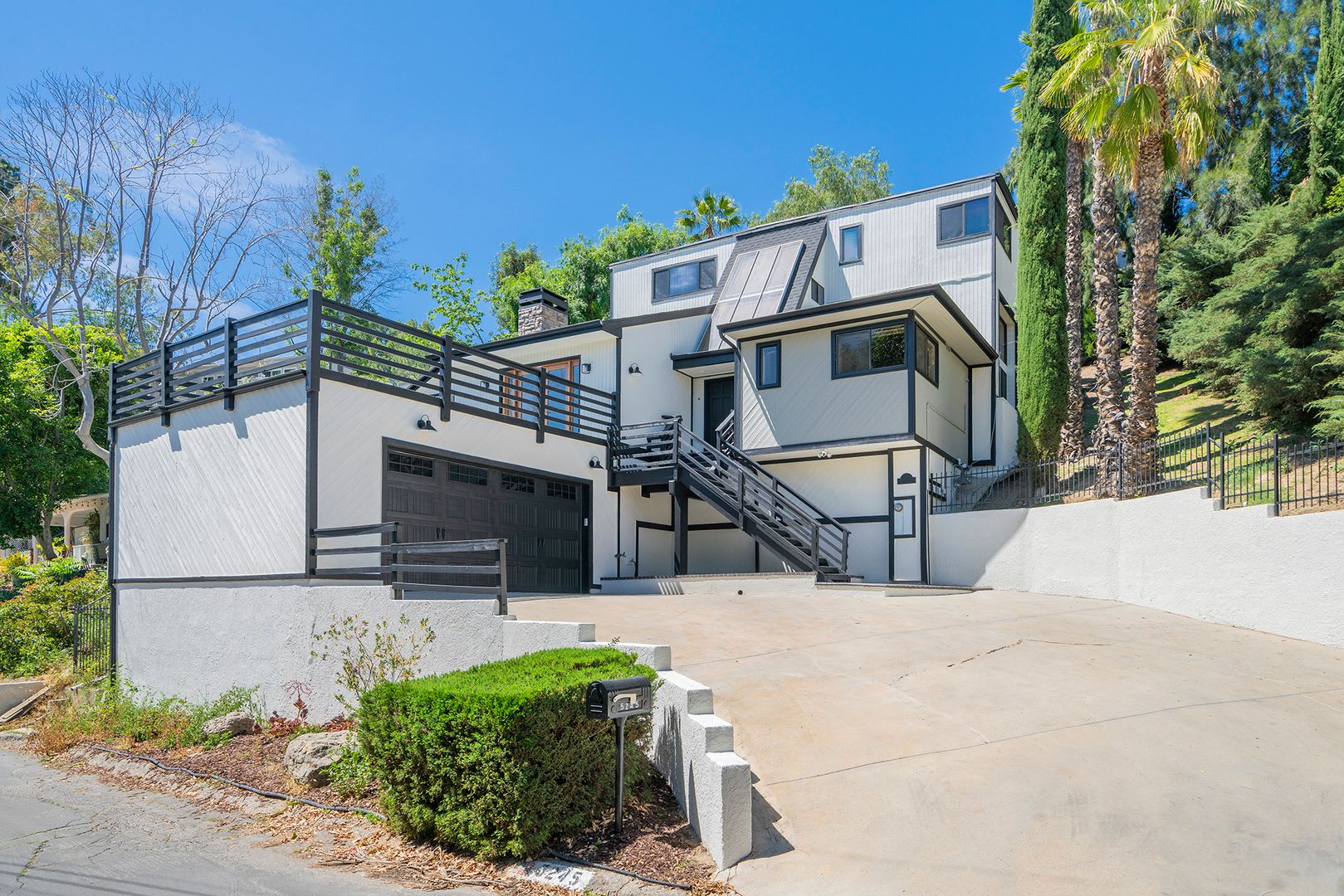 Beautifully Renovated Woodland Hills Home – photo 1