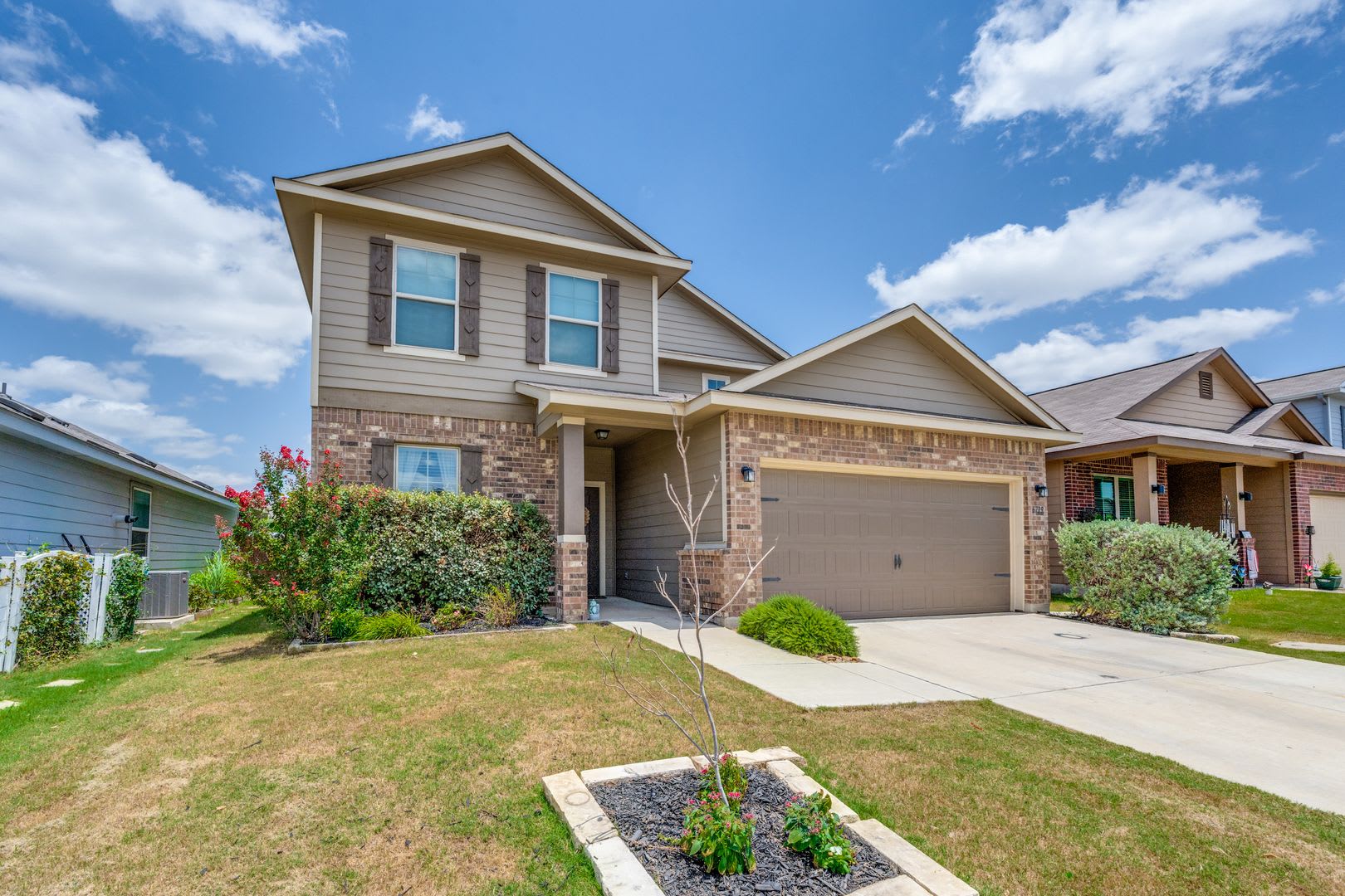 BEAUTIFUL 4-BEDROOM HOME IN NORTHEAST CROSSING – photo 2