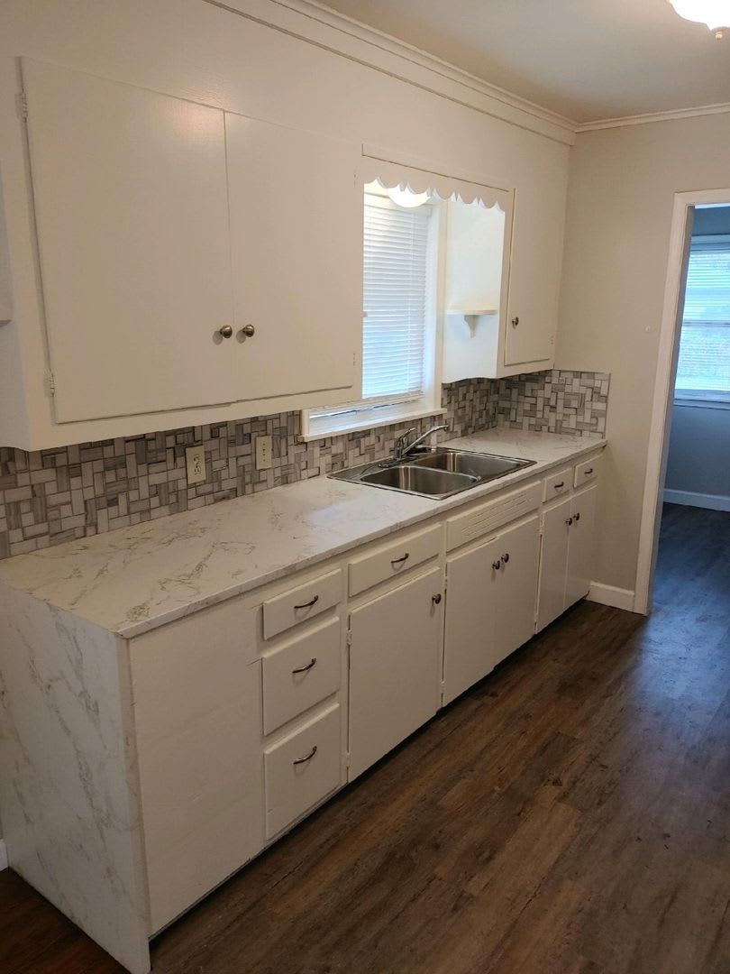 Corner Lot W Mature Trees Gorgeous Hardwoods Small Bonus Room Off Kitchen Perfect For An Office – photo 2
