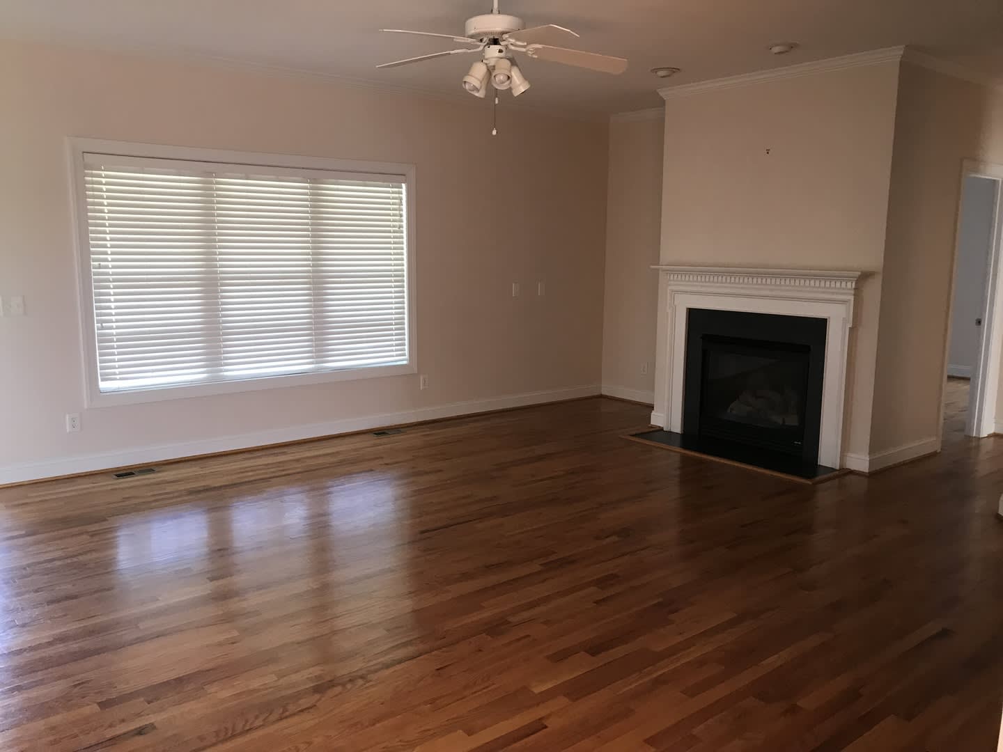 4 Bd 2 Bth All Brick W 2 Car Garage Located On A 1 Acre Lot Lawn Care Water Trash Washer Dryer Included – photo 3