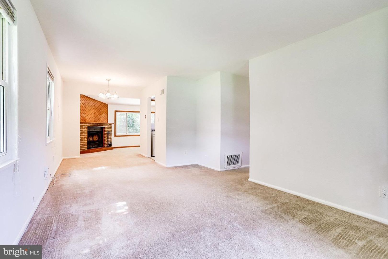 Discover The Charm Of This Beautifully Expanded Classic Rambler Offering More Than 1 200 Square Feet Of Comfortable Living Space In A Highly Desirable Inside The Beltway Location – photo 4