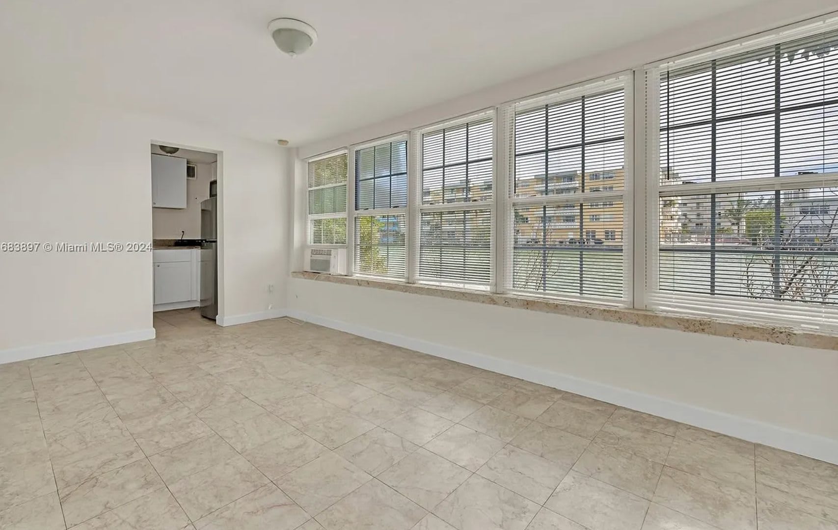 7885 Crespi Blvd – photo 1