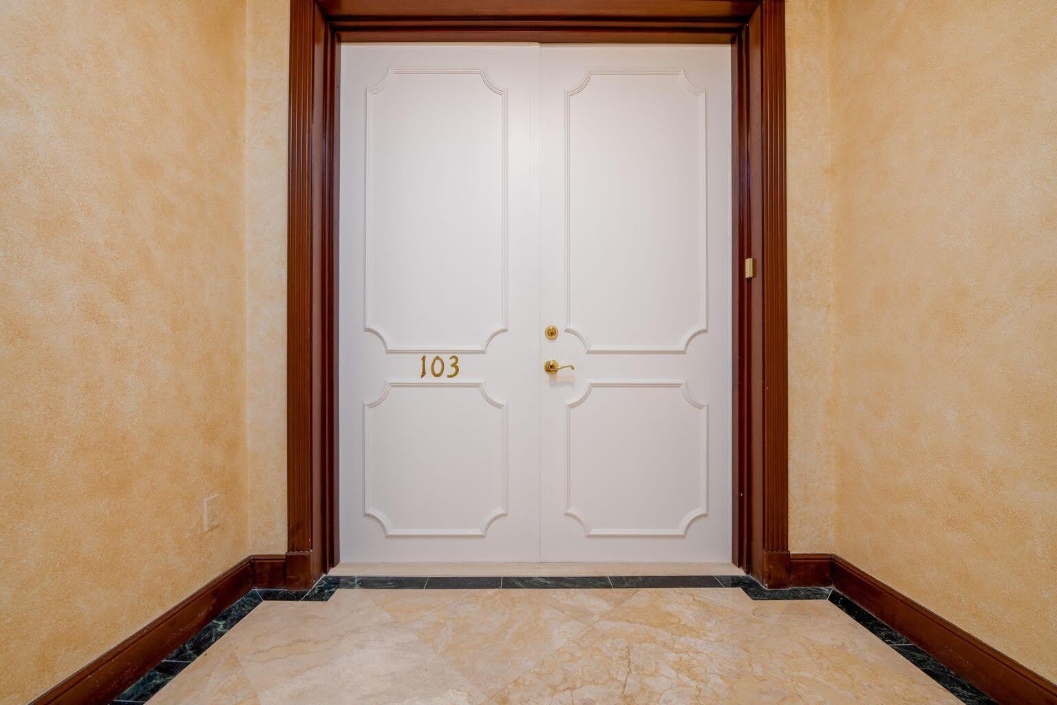 1228 Hillsboro Mile – photo 5