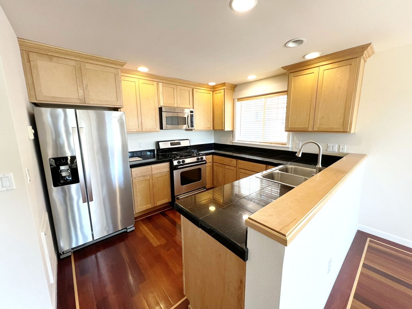 3 BED SEATTLE TOWNHOME FOR RENT W HIGH END FINISHES & EASY COMMUTE – photo 1