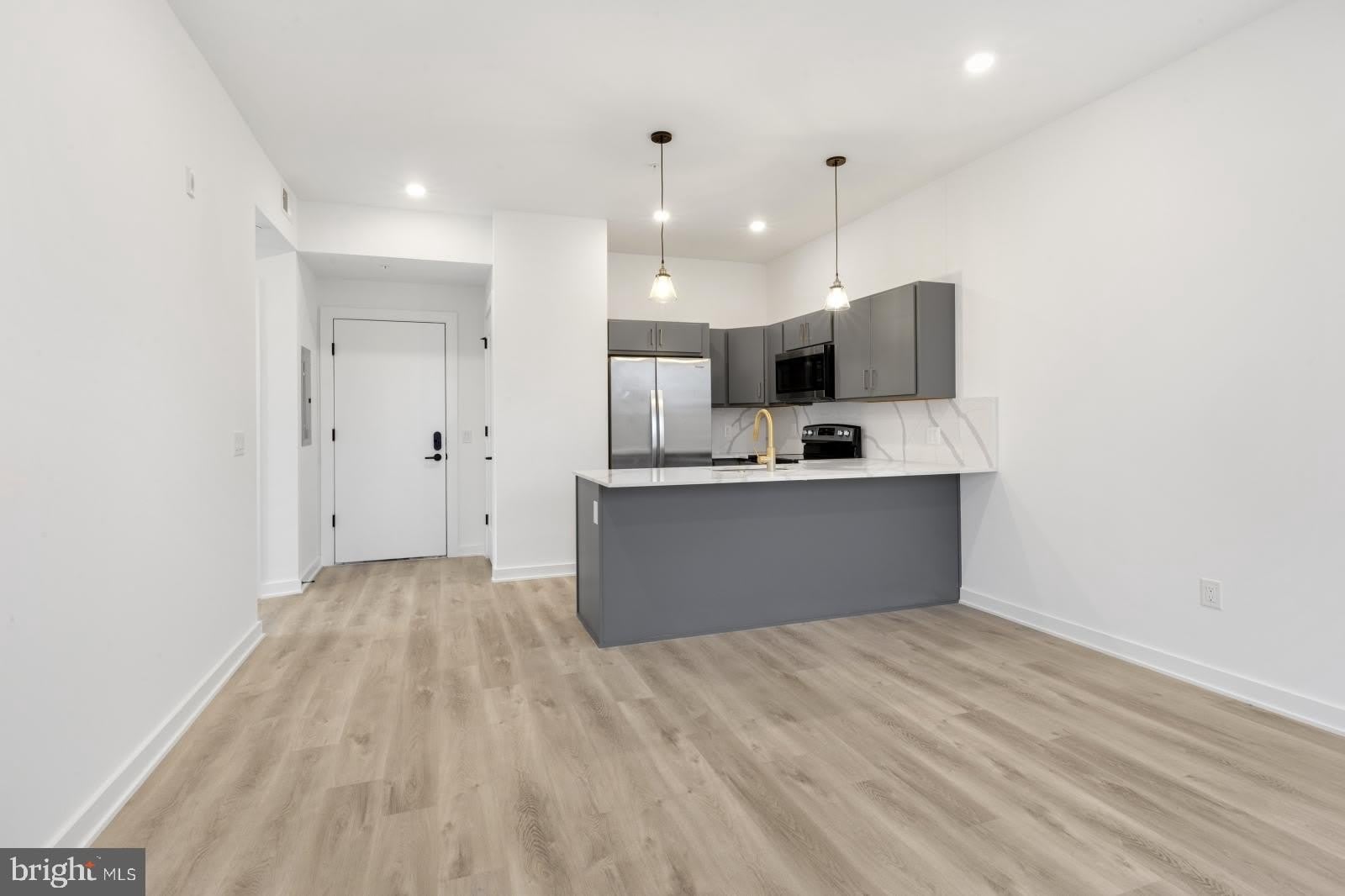 2046 E LEHIGH Avenue – photo 3