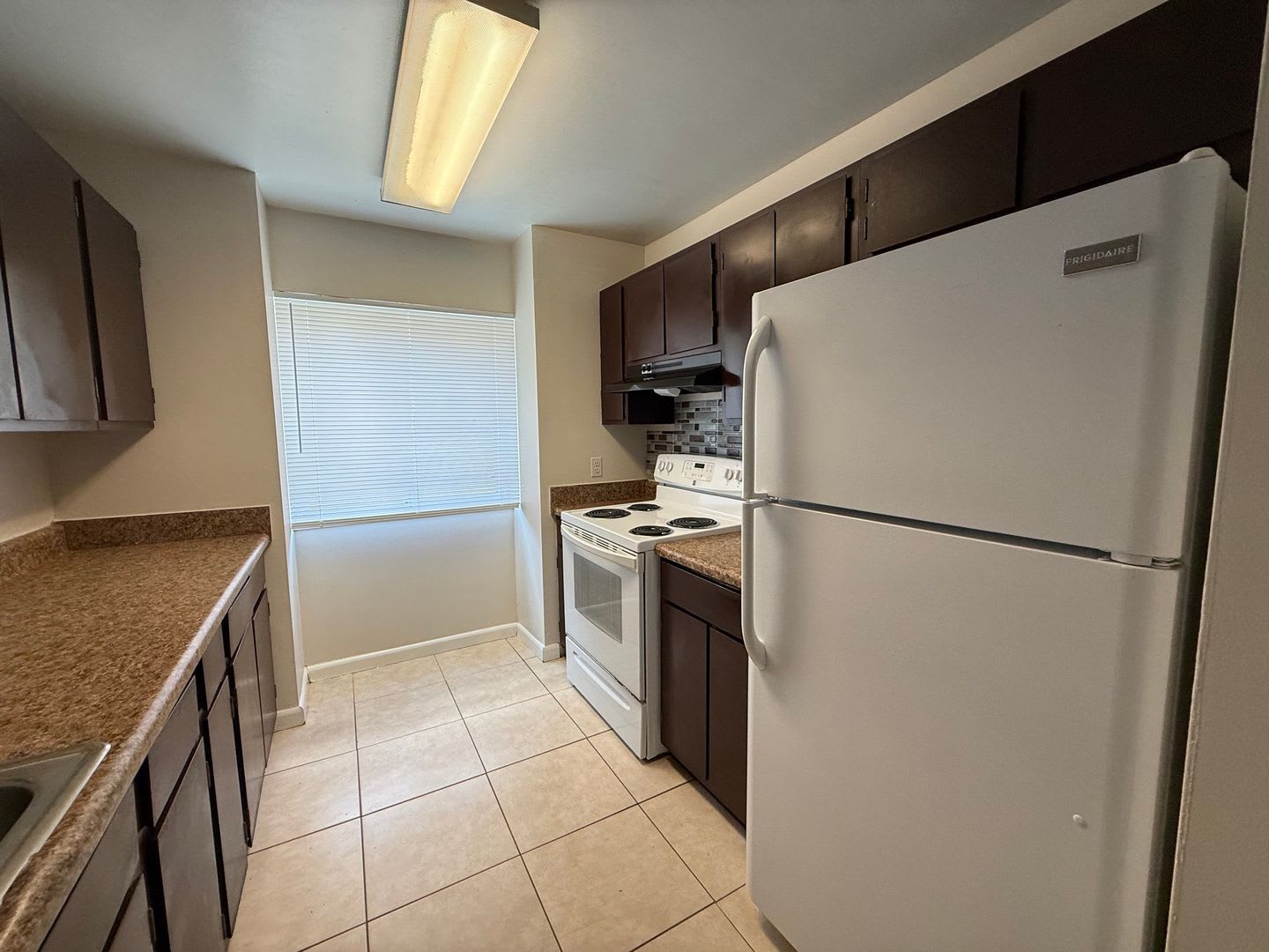 Spacious 2 Bedroom 1 Bathroom End Unit Upstairs Condo – photo 5