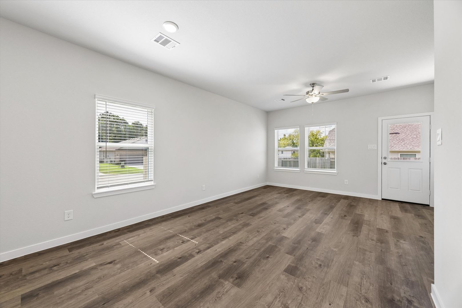 Brand-New 3-Bed Willis Home on Corner Lot with Covered Patio – photo 4