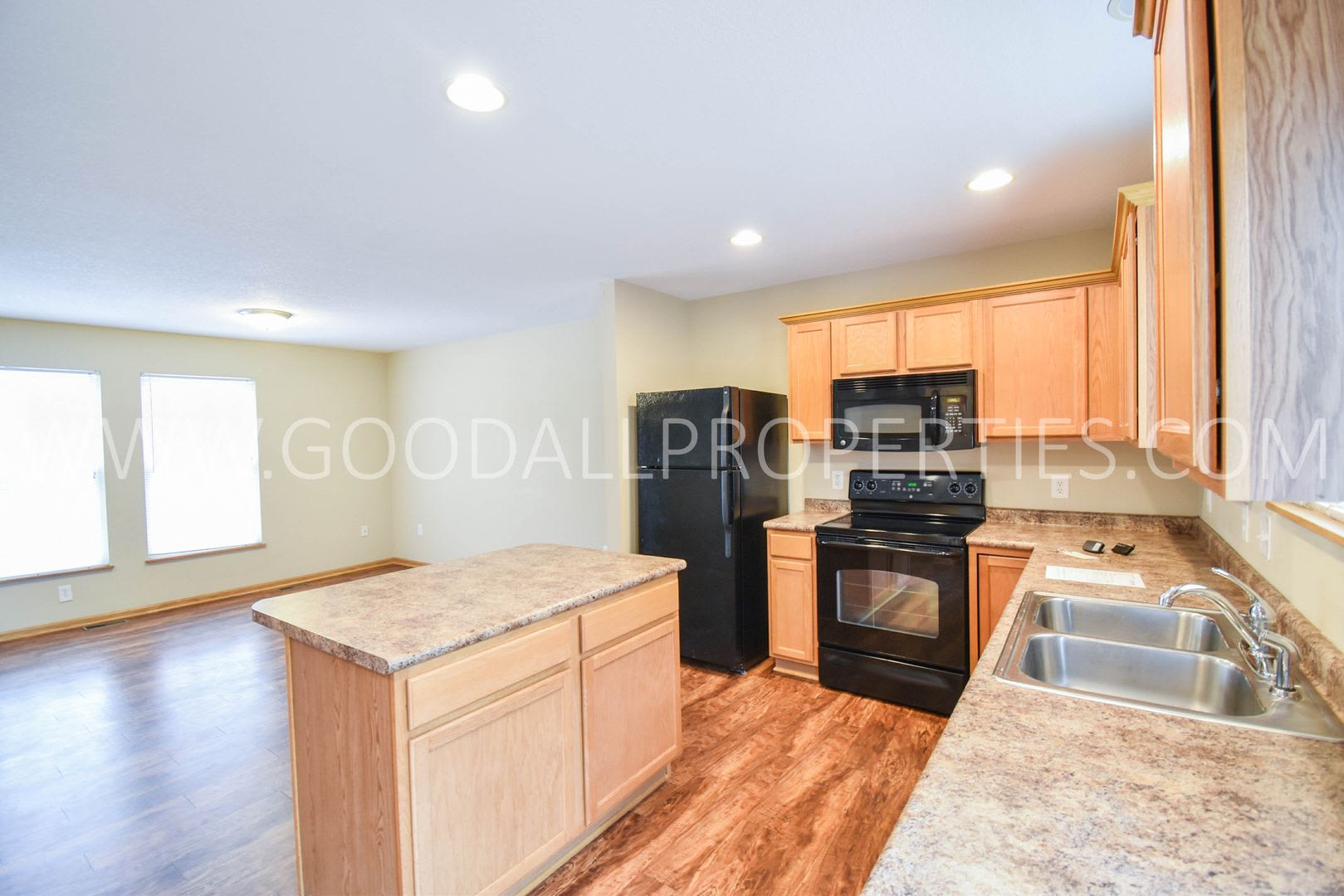 Now $1,550! Spacious Urbandale Townhome with 2-Car Garage & Lawn Care Included – photo 5