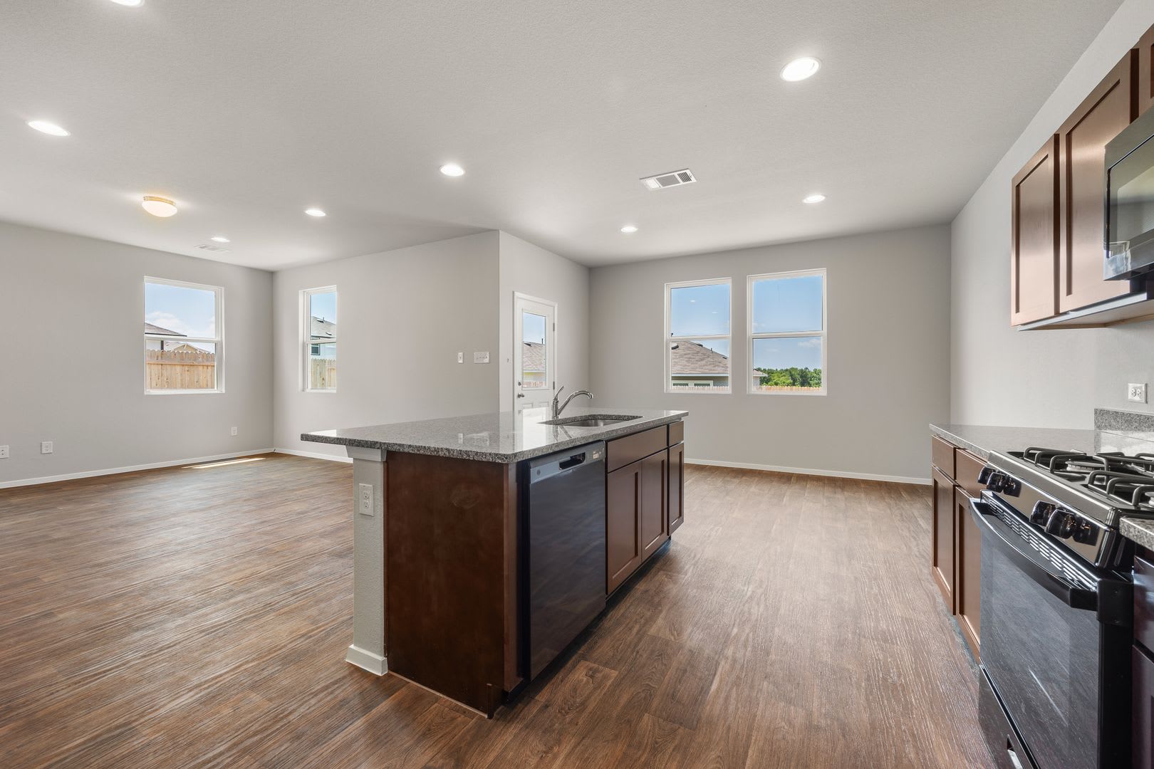 2 Week Free Move In Special Beautiful 3 Bedroom Home With Open Floor Plan Private Backyard In Maxwell – photo 5