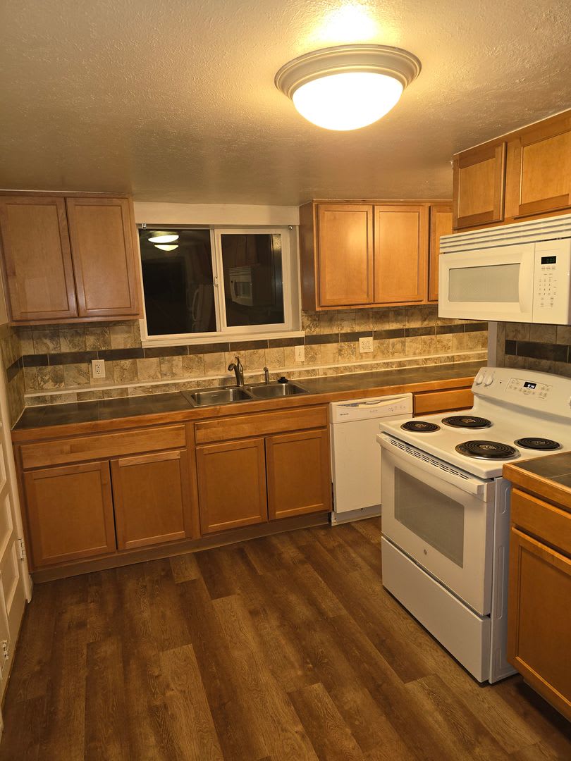 2 Bed 1 Bath Garden Level Duplex – photo 2
