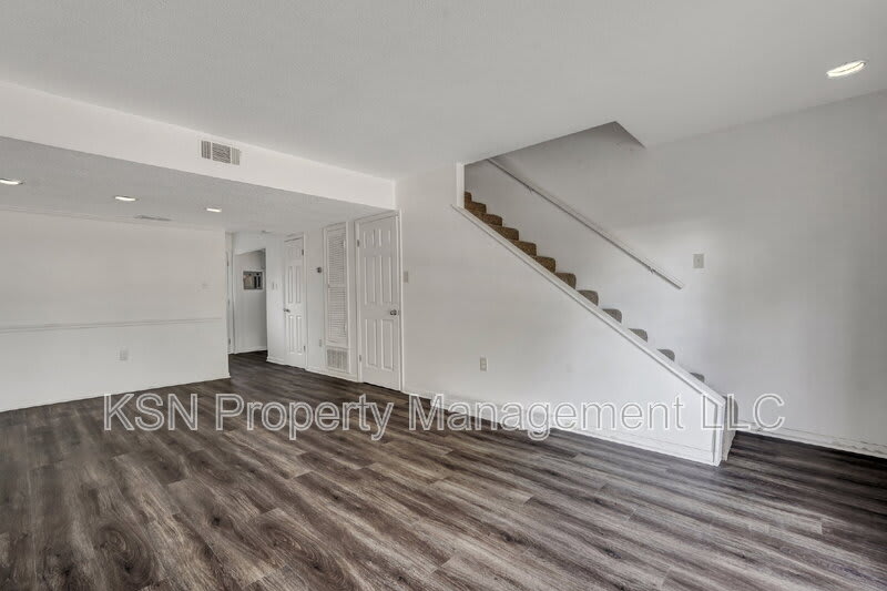 2220 East Victory Drive – photo 4