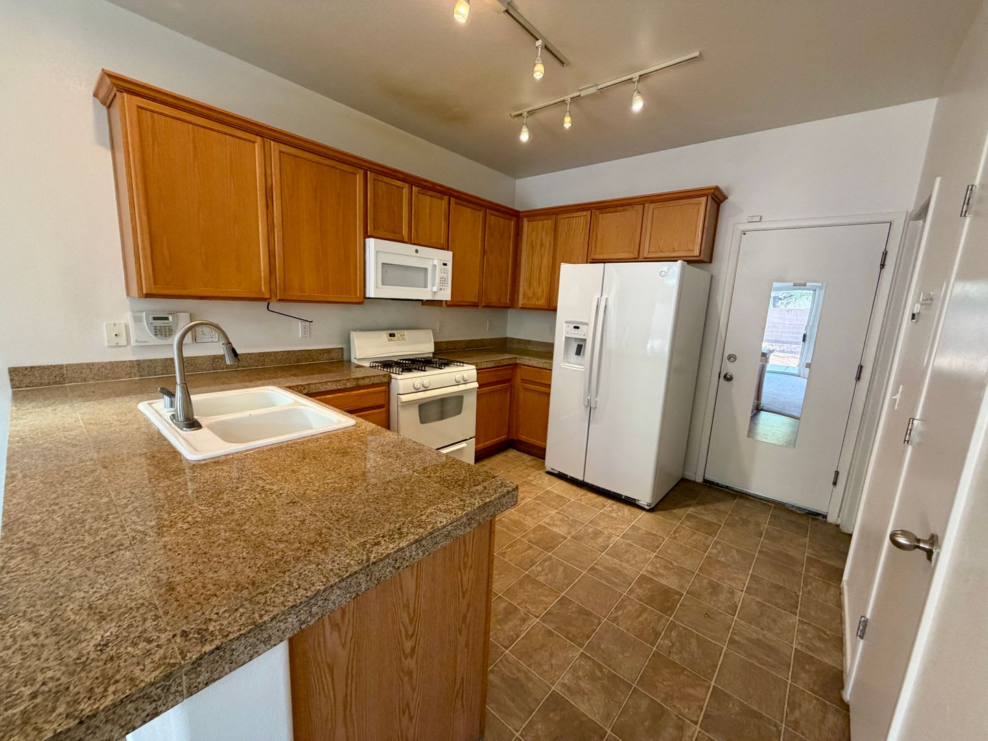 Gated 3 Bedroom Home With Granite Kitchen Community Park – photo 5