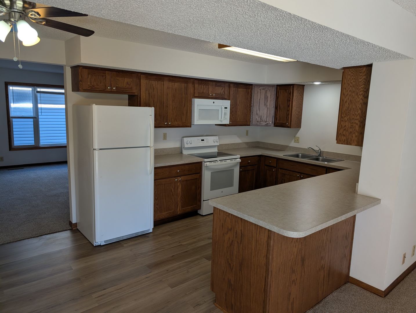 Fully Updated 3 Bedroom 3 Bath Townhouse with 2 Stall Attatched Garage – photo 5
