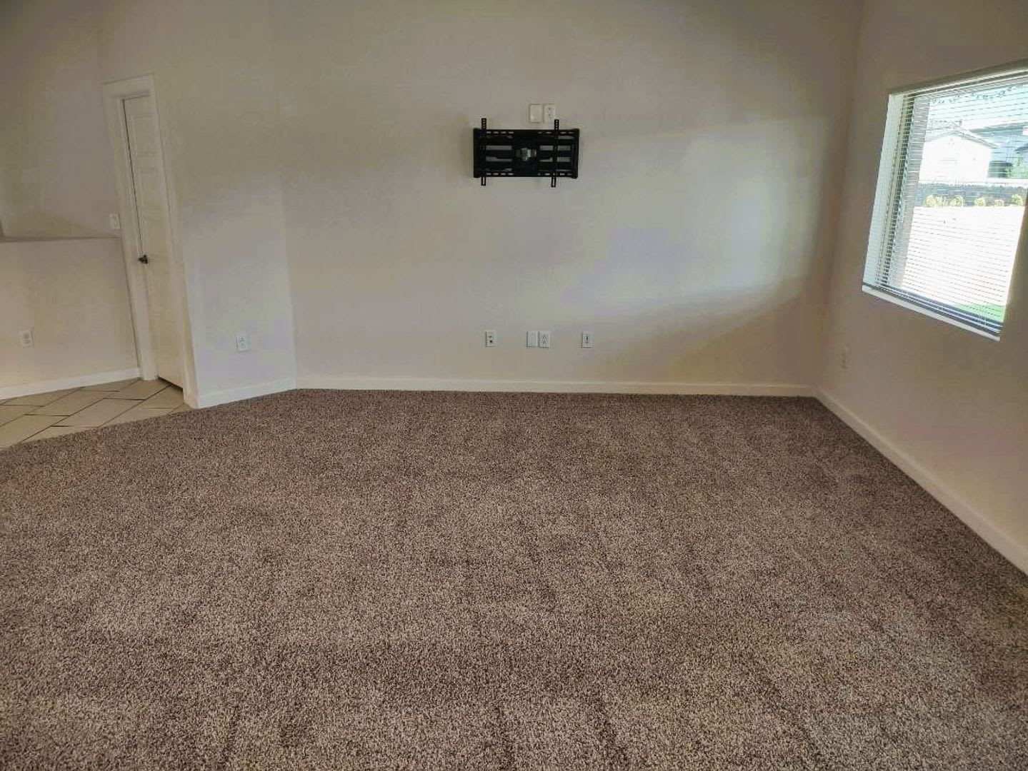 Fabulous Single Level Eastside Home With Refrigerated Air Located In Quiet Neighborhood – photo 4