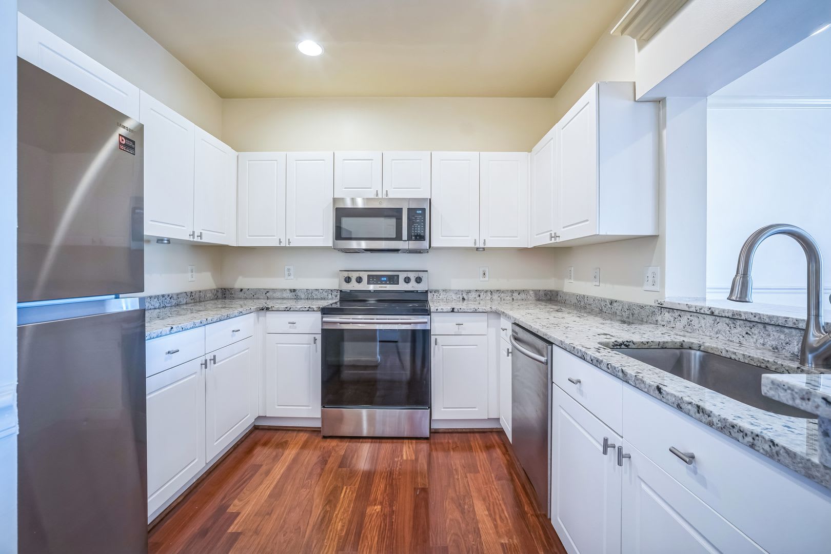 Bright & Spacious Condo in Prime Alexandria Location – 4551 Strutfield Ln #4307 – photo 2