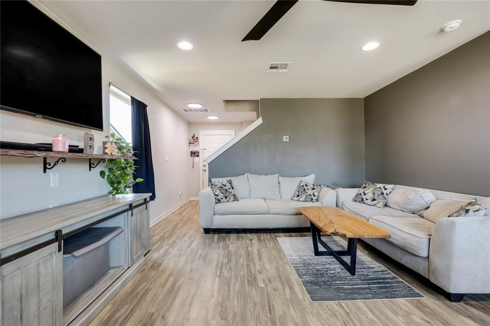 Comfort and Convenience AND Move-in Ready! – photo 2