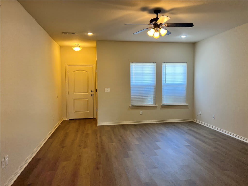 930 Kensington Drive – photo 2