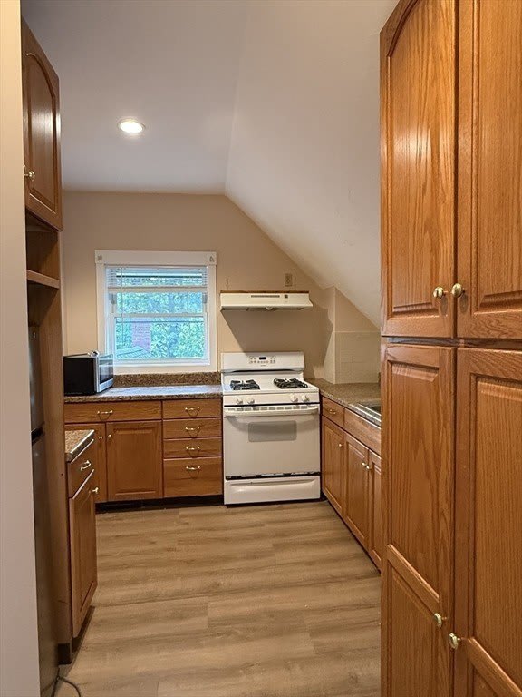 366 Commercial St – photo 3