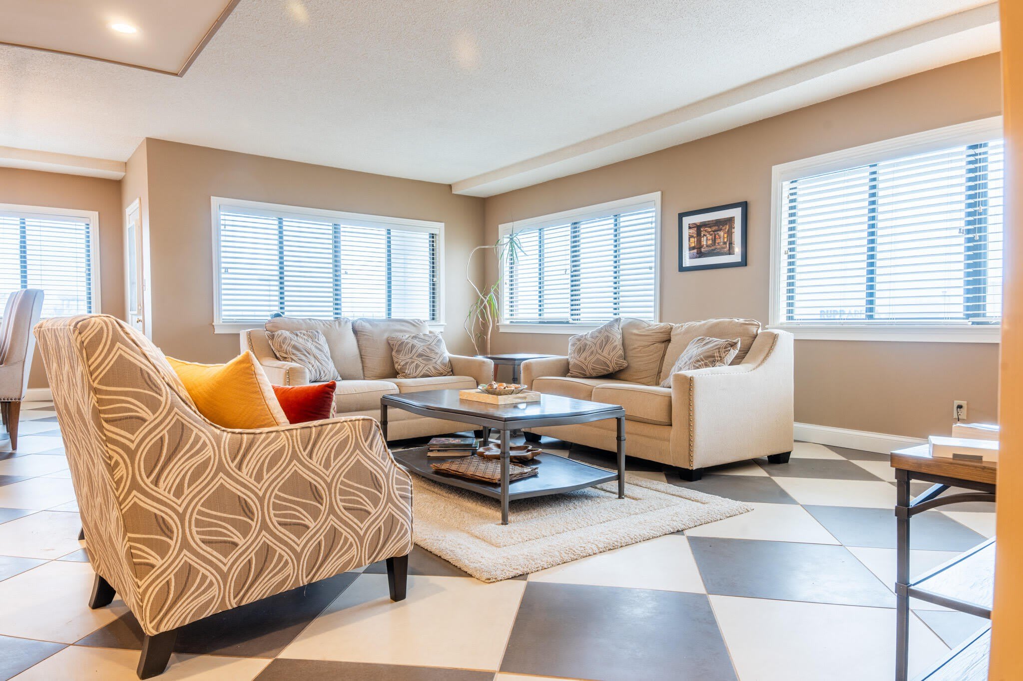 355 S Broadway – photo 1
