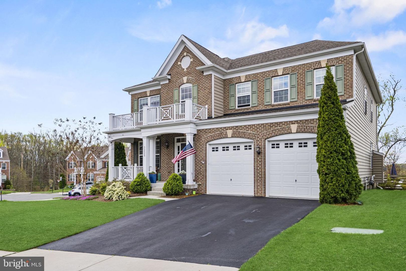 This Beautifully Maintained Single Family Home Offers Five Bedrooms Four And A Half Bathrooms A Spacious Open Concept Floor Plan And Modern Finishes Throughout – photo 3