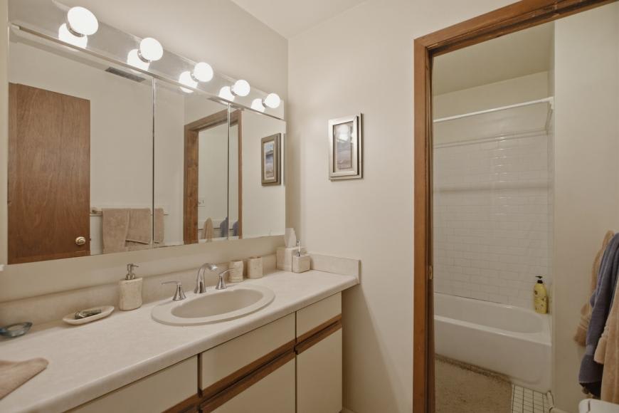 660 W Grand – photo 2