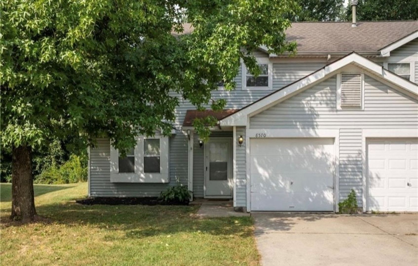Beautiful 3 bed 2.5 bath townhome in Lawrence Township – photo 2