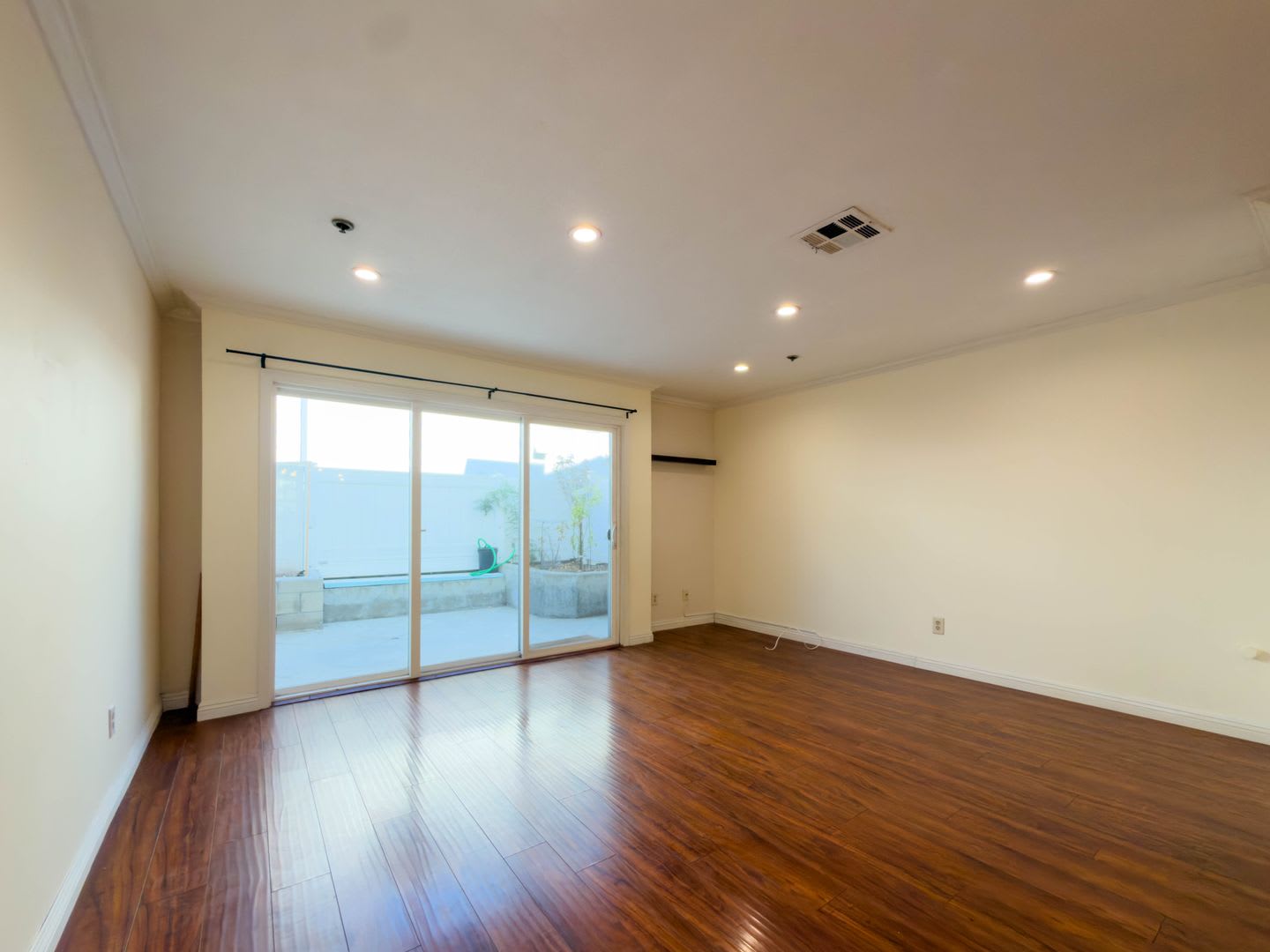 Spacious 2BR/2.5BA Condo with Private Patio in Glendale – photo 5