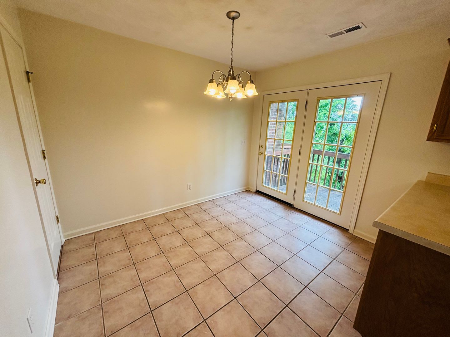 2 Bedroom, 1.5 Bath Townhouse – photo 4