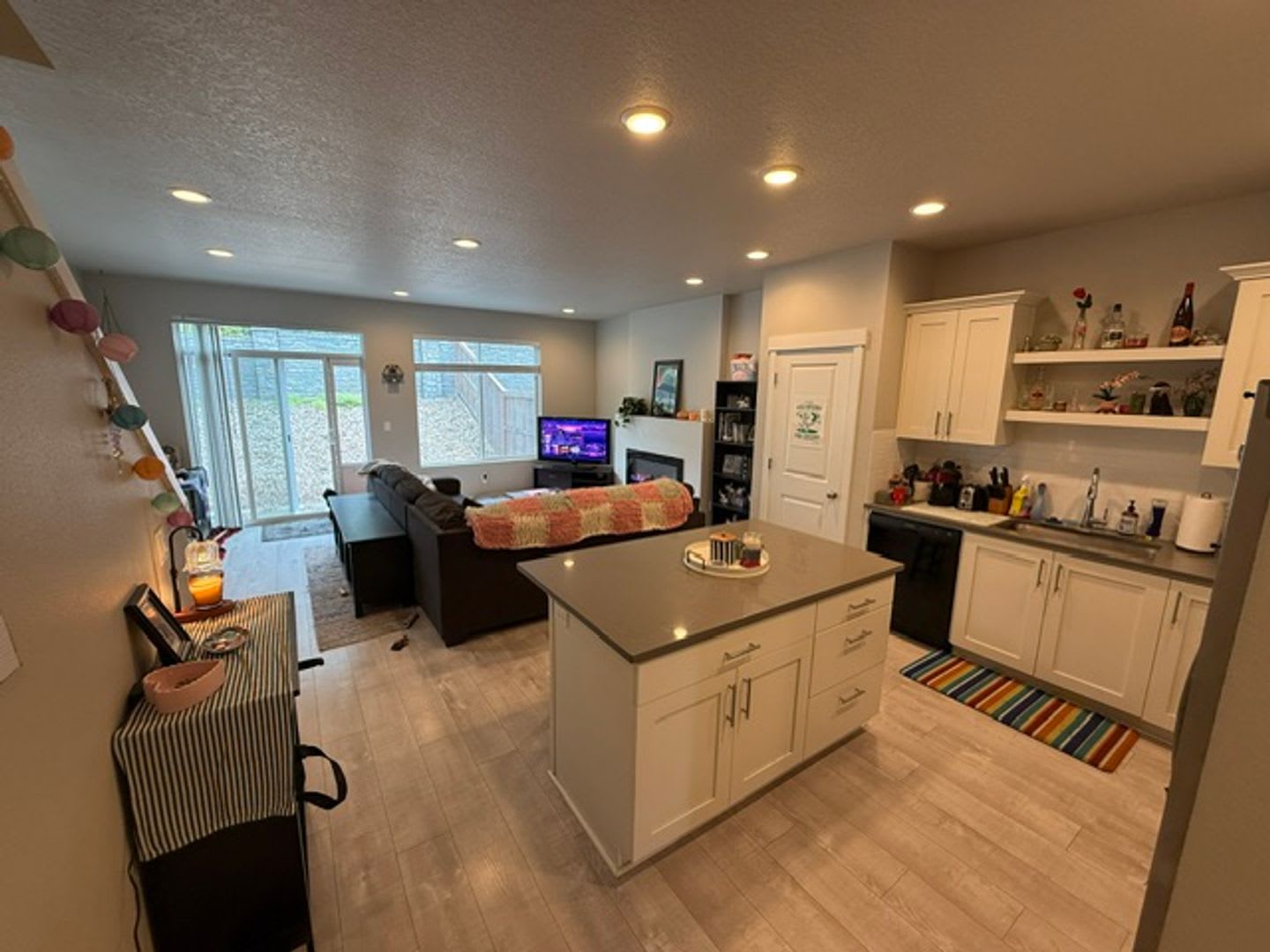 Air Conditioned 3 Bed 2.5 Bath – photo 2